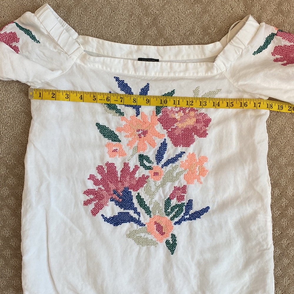 White & Multicolor Embroidery Peasant Top size XS Petite - Picture 5 of 10